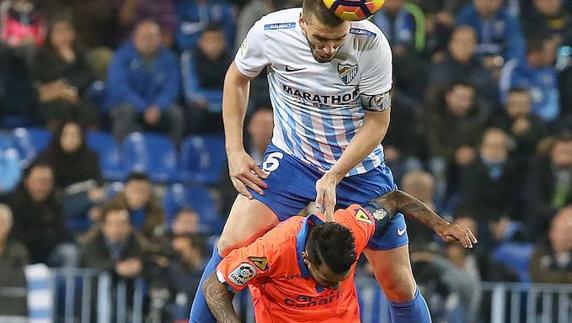 Camacho, que vio la décima amarilla, salta sobre Bateng en una acción del choque. 