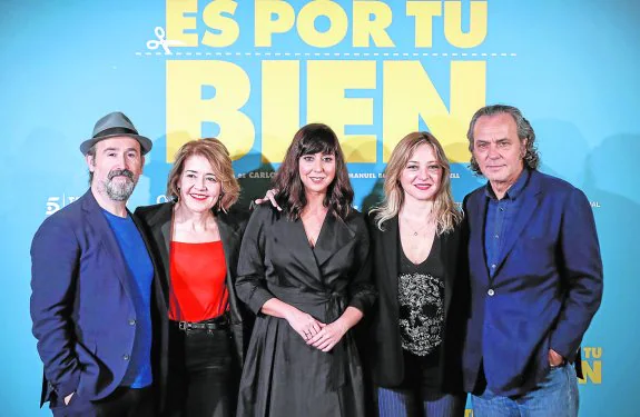 Javier Cámara, María Pujalte, Carmen Ruiz, Pilar Castro y José Coronado, reparto de 'Es por tu bien'. :: efe