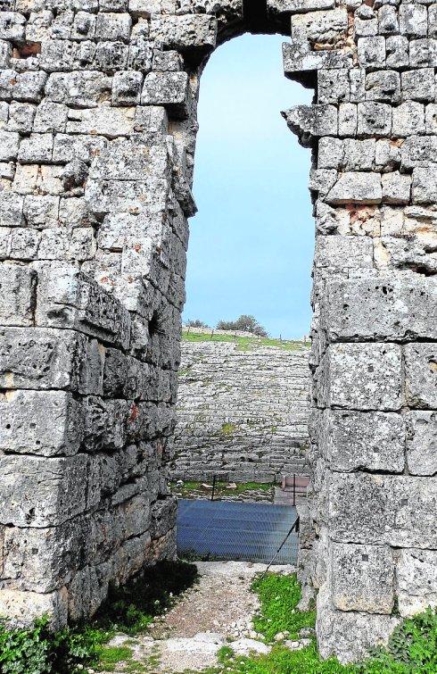 Vista de parte del graderío del Teatro Romano de Acinipo. 