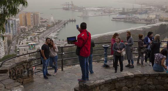 Aspecto del puerto bajo la nube de calima, ayer.