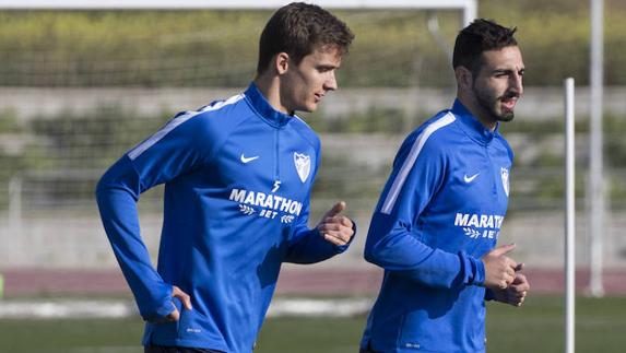 Llorente corre con José Rodríguez, cuya expulsión le permitió estrenarse como centrocampista. 