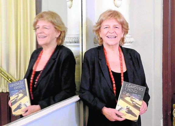 María Tena posa con su novela en el Salón de los Espejos del Ayuntamiento de Málaga. :: sur