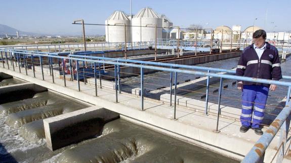 Buena parte de las aguas residuales del Guadalhorce se siguen vertiendo al mar sin depurar. 