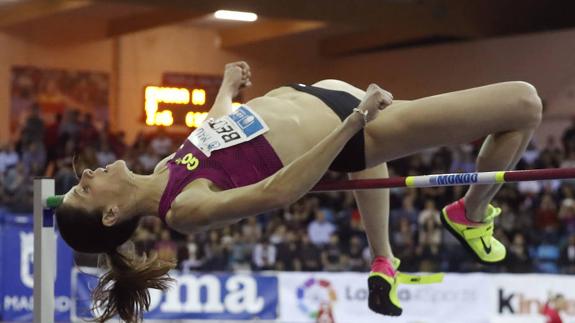 Ruth Beitia, en uno de sus saltos ayer en la pista de Gallur, en Madrid. 