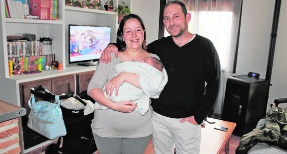 Noelia y Daniel, de Ronda, acaban de tener un bebé, David, y son los padres también de Isaac y Erika.   