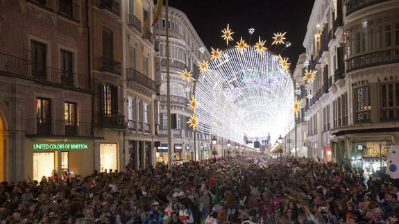 Espectacular vista de calle Larios, llena de público, durante la batalla de las flores. 