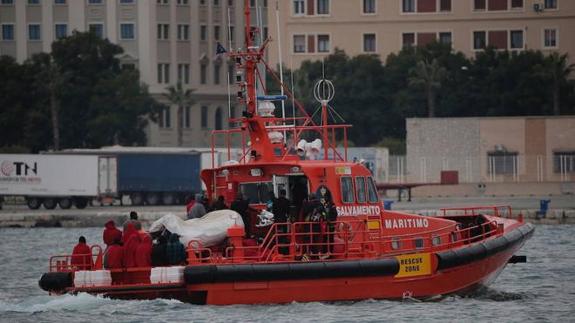 Imagen de archivo de unos inmigrantes llevados por Salvamento Marítimo al Puerto de Málaga.