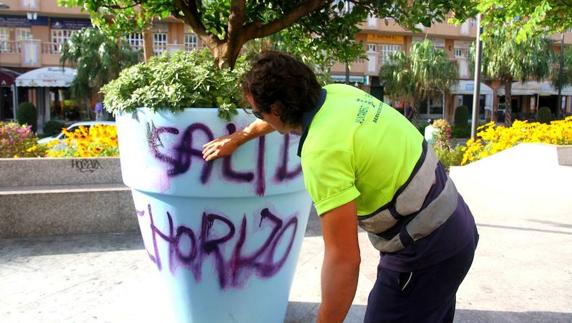 Un operario del Ayuntamiento limpia pintadas contra Salido, presidente de UCB.