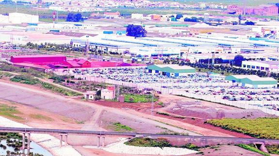 Vista del polígono industrial Guadalhorce, con el cauce del río en primer término.