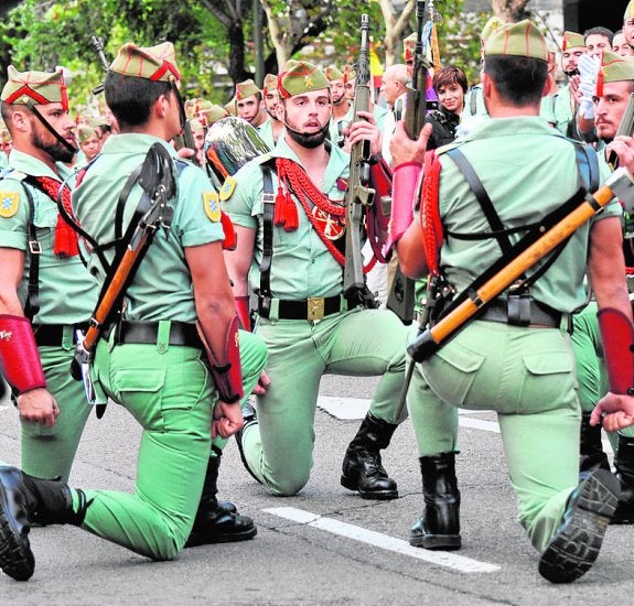 Soldados intercambian sus armas el Jueves Santo. :: sur