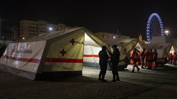 Cruz Roja tuvo que instalar tres carpas para atender a las 155 personas rescatadas en pateras. 