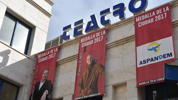 Carteles en la fachada del Teatro Ciudad de Marbella donde hoy se entregarán las Medallas de la Ciudad. 