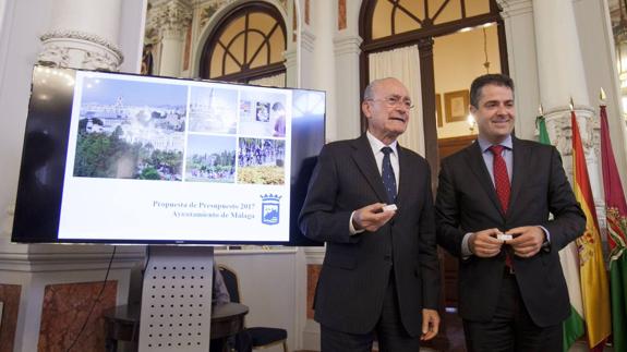 Francisco de la Torre y Carlos Conde muestran el pendrive con el proyecto 