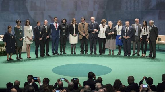 Foto de familia de los galardonados este año.