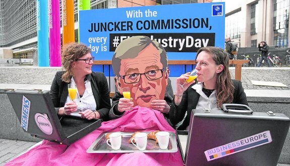 Contra la Comisión . Desayuno simulado con Juncker en un acto de protesta de la plataforma en favor de la transparencia Alter-EU en Bruselas. :: olivier hoslet / Efe