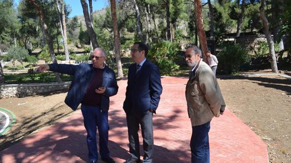 Ángel Ruiz, Miguel Briones y Luis Efrén Fernández, en el acceso a la gruta, en abril de 2016