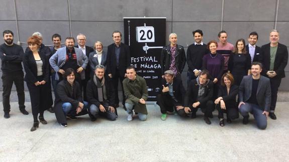 Foto de familia de los directores y productores de las películas de la sección oficial con el director del festival Juan Antonio Vigar y la presidenta de la Academia Yvonne Blake