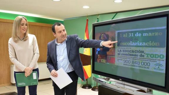 El delegado del Gobierno andaluz, José Luis Ruiz Espejo, y la delegada de Educación, Patricia Alba.