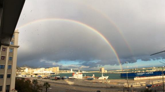 El arco iris sobre el puerto de Málaga. 