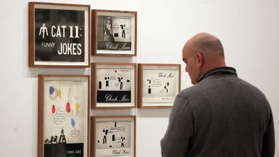 Un visitante contempla varias obras de la exposición de Marcel van Eeden en el CAC. 