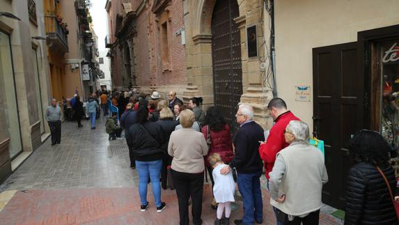 Colas para visitar a Jesús de Medinaceli en la iglesia del Cristo de la Salud.