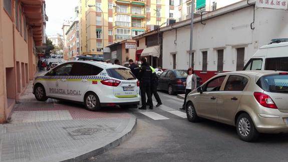 Varios policías se llevan detenido al hombre.