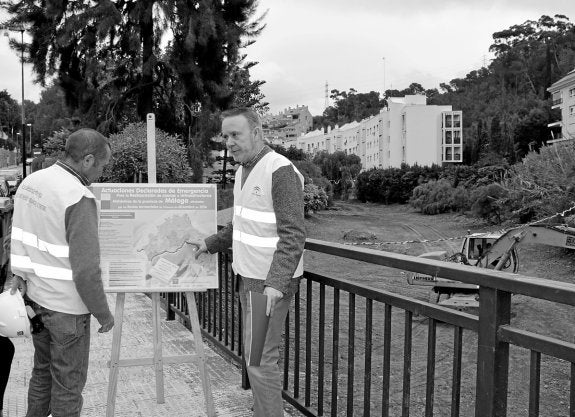El delegado de Medio Ambiente de la Junta supervisó ayer las obras en el arroyo de la Caleta. :: sur