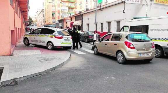 Agentes de la Policía Local y de la Nacional conducen al arrestado hasta el coche patrulla. :: moreno