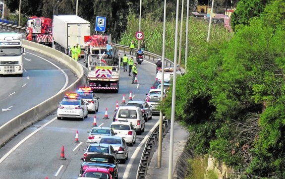 Atasco por el vuelco de un camión en la A-7 en febrero. 