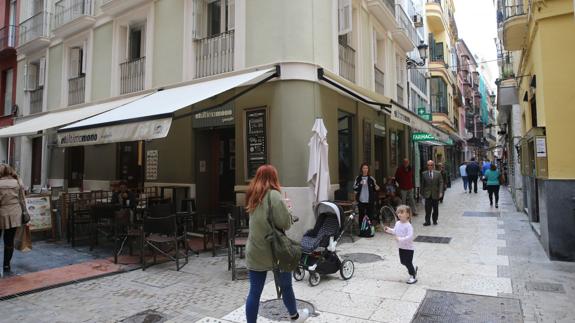 Uno de los negocios de la calle Santa María vuelve a tener terraza.