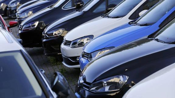 Coches de la marca Volkswagen estacionados en una campa. 