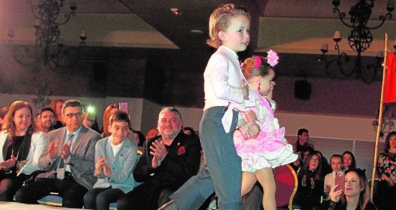 Adrián Martín aplaude al fondo, durante uno de los desfiles infantiles. :: a. j. g.