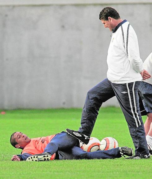 Manolo Hierro bromea con Romero durante un entrenamiento en 2006. 