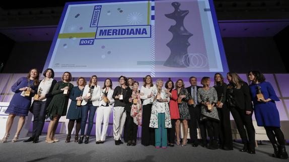 La presidenta posa con los galardonados por los premios Meridiana del Instituto Andaluz de la Mujer, entre ellos la cantante La Mari. 