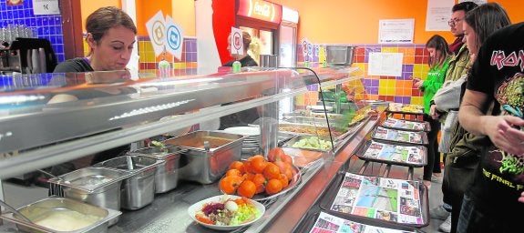 Los comedores de la UMA ofrecen menús diarios con precios económicos que pueden modificarse de forma puntual a petición de los alumnos si no pueden comer alguno de sus                                 ingredientes. :: paula hérvele