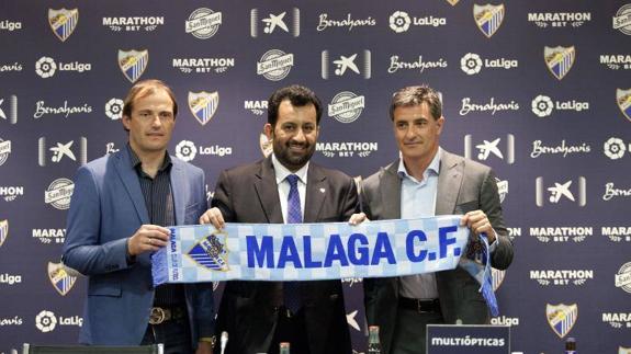 Arnau, el jeque Al-Thani y Míchel, esta tarde durante la presentación. 