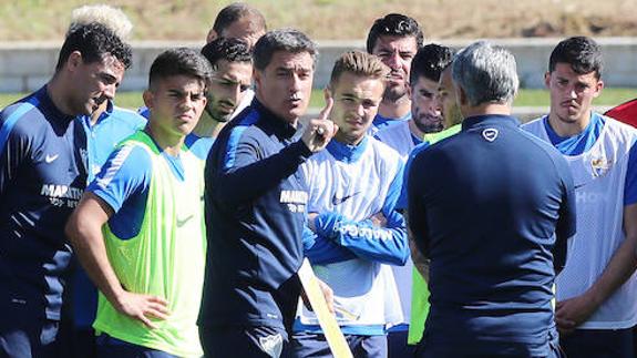 Míchel se dirige a sus jugadores en su primer entrenamiento con la plantilla, ayer por la mañana en el Ciudad de Málaga.