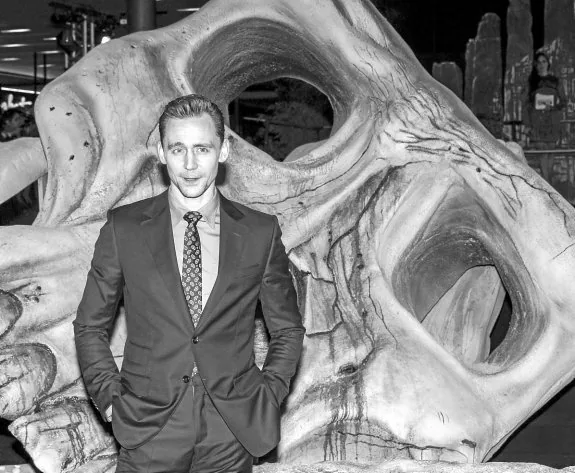 Tom Hiddleston posa ante el cartel de la nueva revisión cinematográfica del mito de King Kong. :: efe