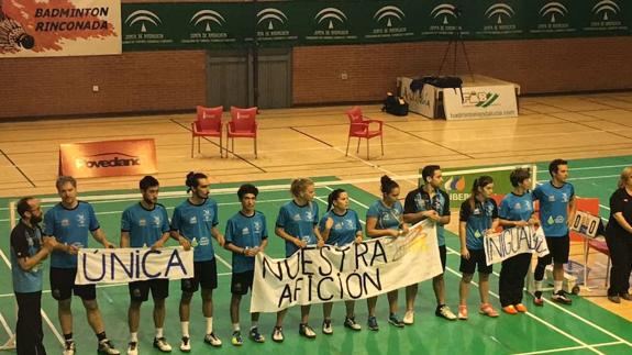 La plantilla del Benalmádena, ayer en la pista con pancartas de agradecimiento a su afición. 