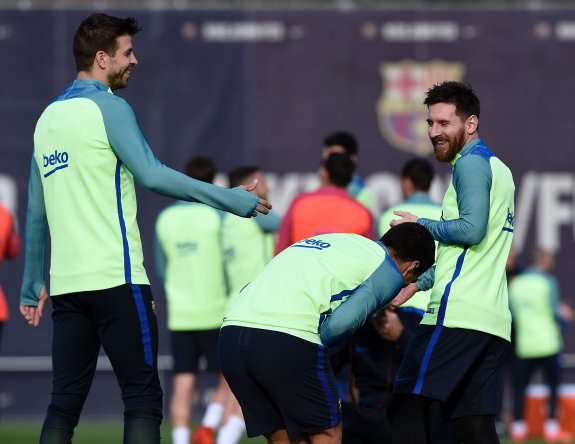 Piqué, Luis Suárez y Messi, en el entrenamiento celebrado ayer. :: lluis gené. afp