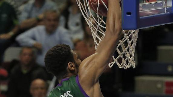 Brooks machaca la canasta del Joventut tras superar a Jerome Jordan. 