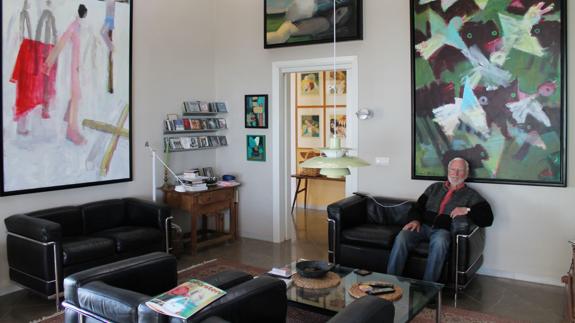 Arne Haugen Sorensen en el salón de su casa de Frigiliana. 
