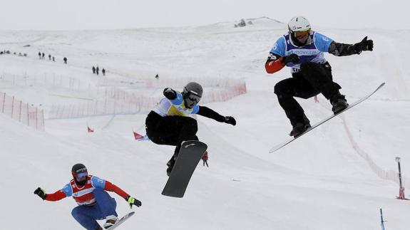 Regino Hernández, entre el austriaco Haemmerle y el canadiense Hill, en la manga de semifinales, en la que acabó primero. 