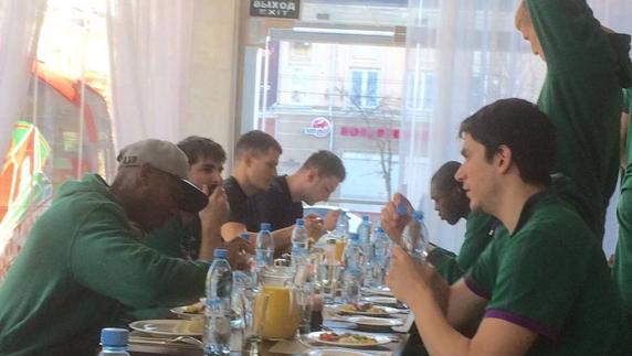 La plantilla, almorzando en Krasnodar