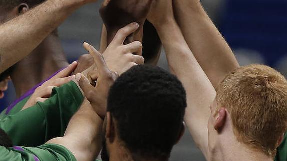 Los jugadores del Unicaja hacen piña antes del comienzo del choque contra el Joventut.