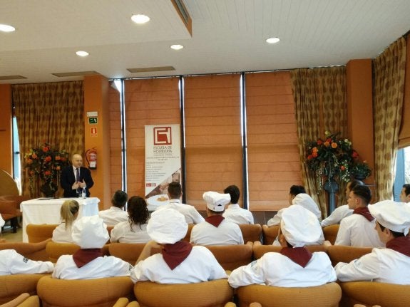 Alumnos de la Escuela de Hostelería en el inicio del taller. 