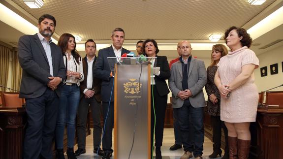El alcalde de Mijas, Juan Carlos Maldonado, y su equipo de gobierno, ayer en el Ayuntamiento.