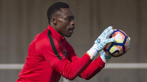 Kameni atrapa un balón en el entrenamiento celebrado ayer, en el Ciudad de Málaga.