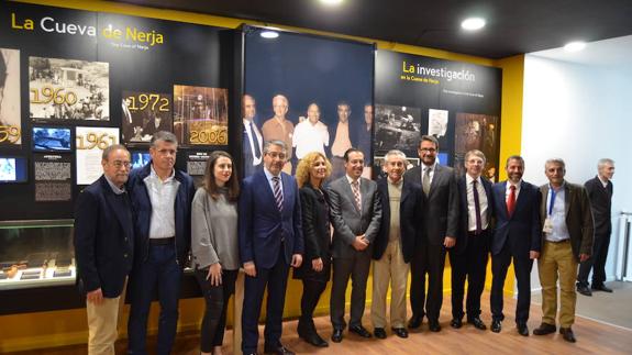Autoridades presentes en la presentación.