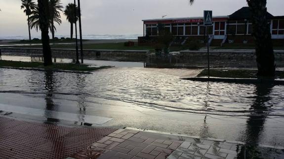 El temporal inunda el paseo marítimo de Torremolinos